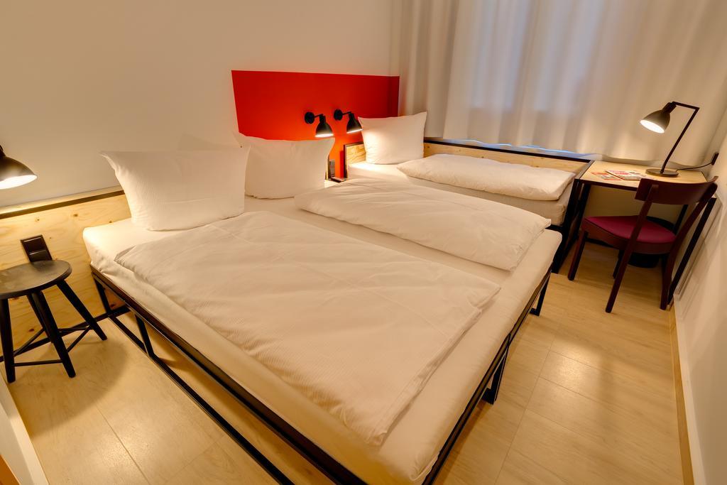 Meininger Hotel Leipzig Hauptbahnhof Rum bild